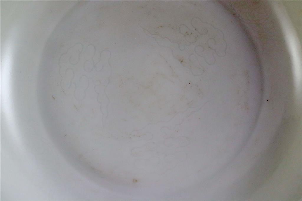 A Chinese anhua decorated dish, 14.7cm diameter